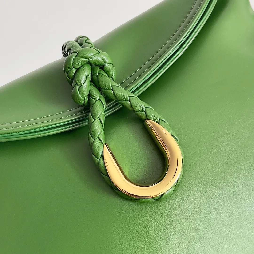Batch 1520 Inspired by the 1970s, the Bottega Veneta women's logo shoulder bag has a smooth leather surface that brings a clean and handsome feel, just like the neatness and tenacity of a working woman. The front buckle has high-quality hardware pendant body, the overall retro elegance, and the excellent leather feels soft. This Bottega Veneta series can be described as beautiful, weakening the complexity of the outfit, not competing for it, and only using the best quality to interpret itself. Style number: 806030 (small size) Size: 27*16*6cm